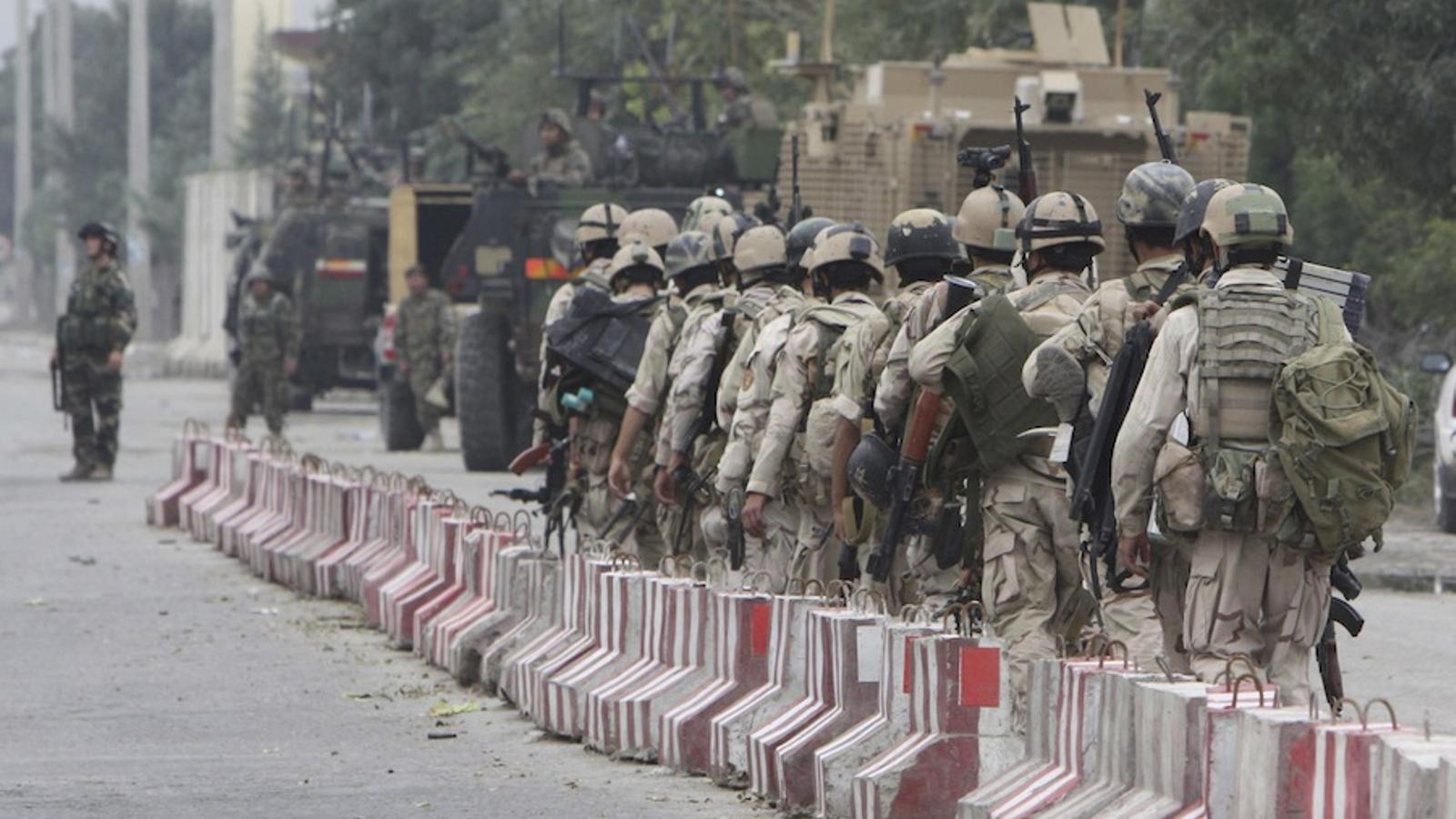 Oficials afganesos desallotgen la zona després dels atemptats, a Kabul / EFE