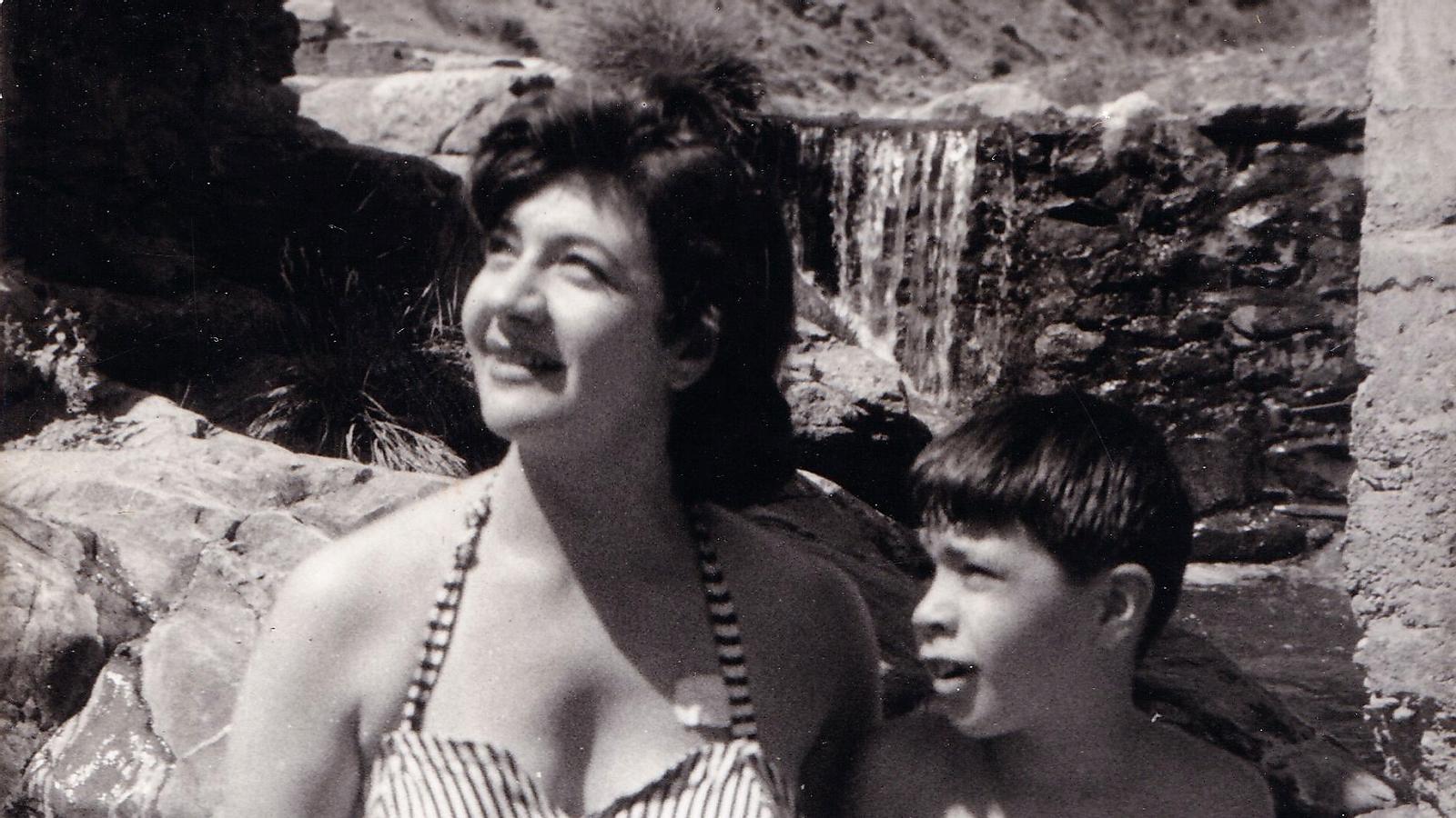 Ana María Matute junto a su hijo, Juan Pablo, en Mallorca.