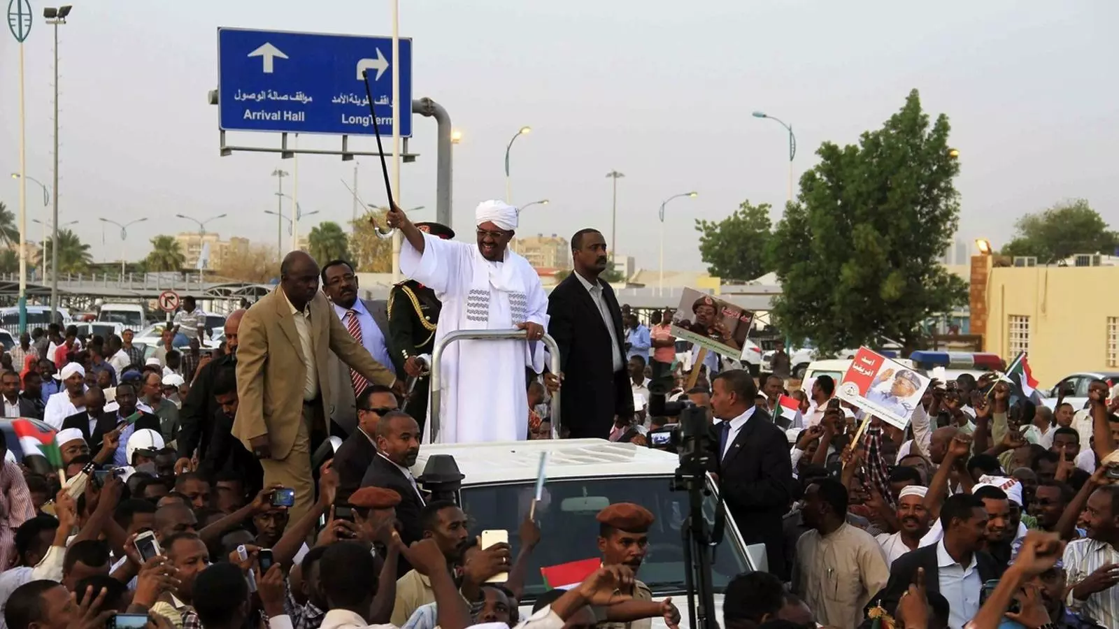 Al-Baixir saludant els seus simpatitzants a l’arribada a Khartum, procedent de la polèmica cimera de la Unió Africana a Sud-àfrica, ahir.