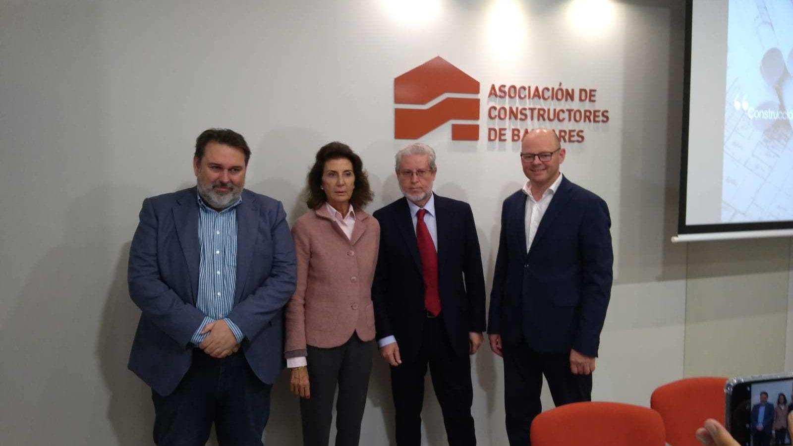 Eduardo Vila, Carmen Planas, Eduardo López i Antoni Riera, en la presentació de l'estudi.