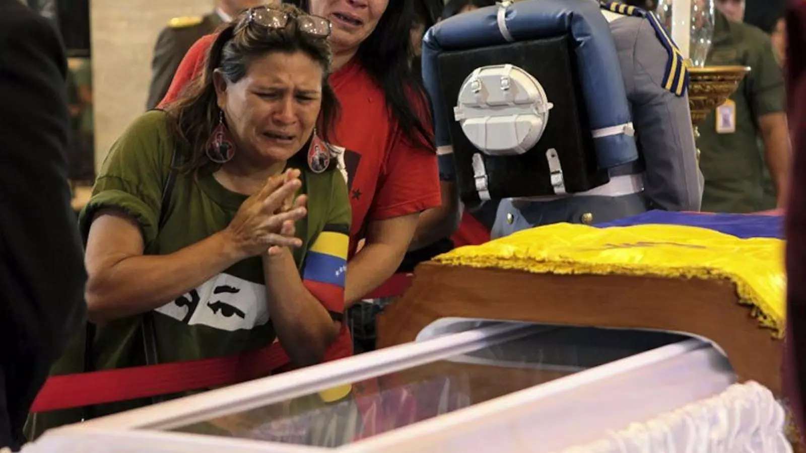 Milers de persones han passat ja per la capella ardent d'Hugo Chávez / EFE
