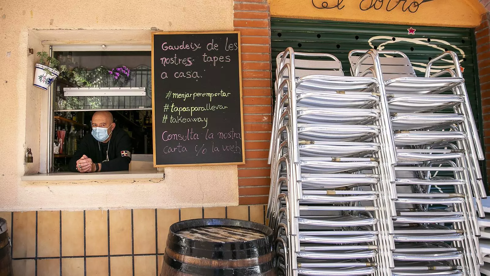 Jaume Oller, propietari d'El Porró de Terrassa a la finestra del local buit, a l'espera de comandes