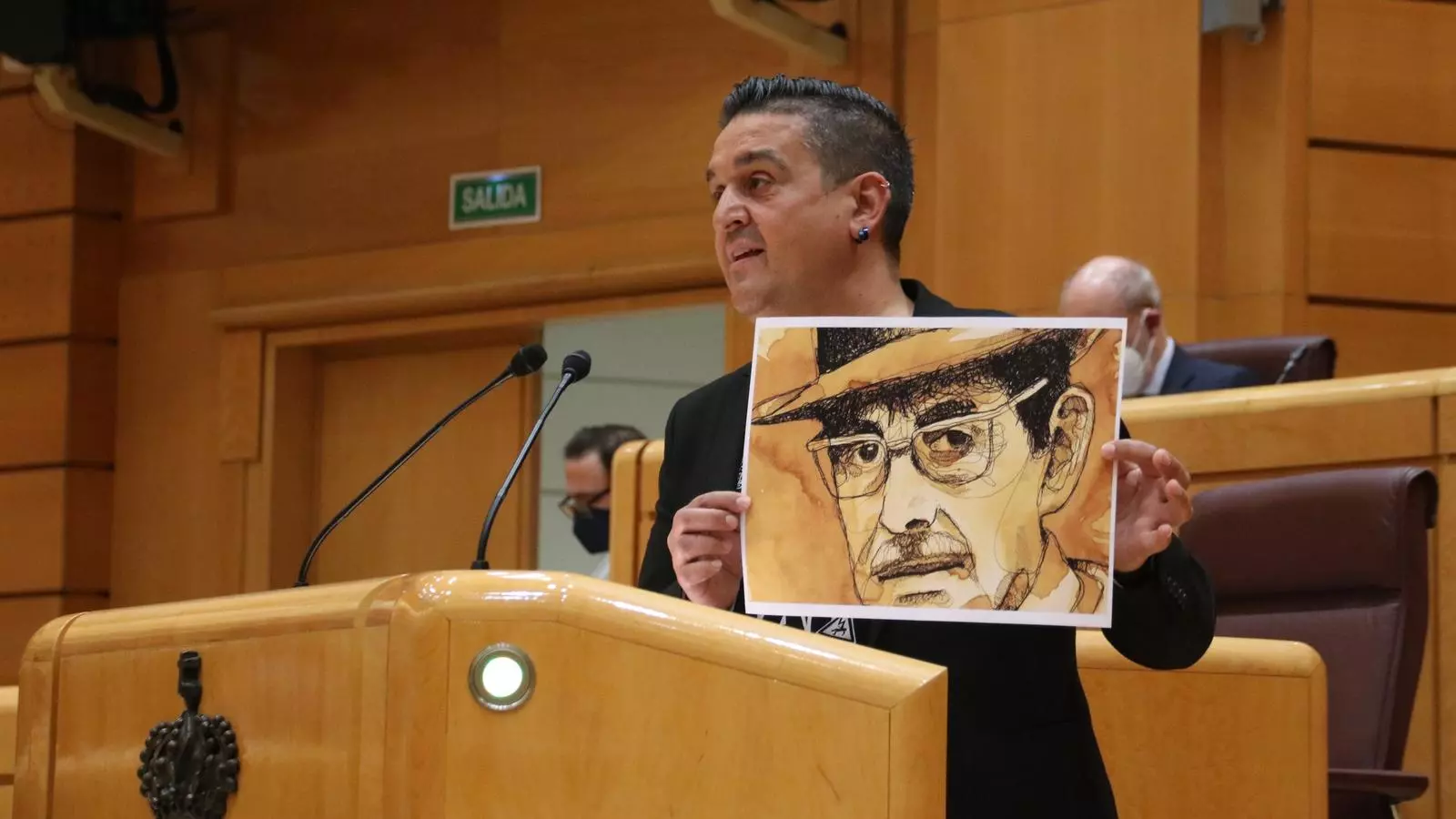 El senador de Compromís, Carles Mulet, amb una fotografia de l'escriptor Enric Valor, en una imatge d'arxiu