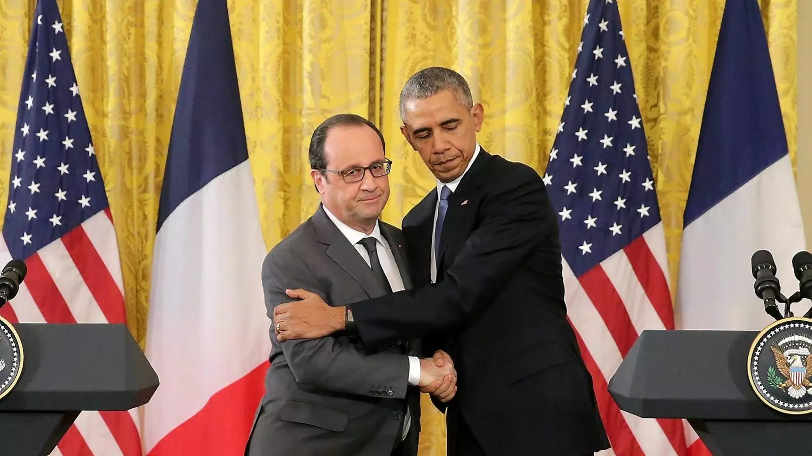 Obama i Hollande saludant-se en la roda de premsa posterior a la seva trobada ahir a la Casa Blanca.