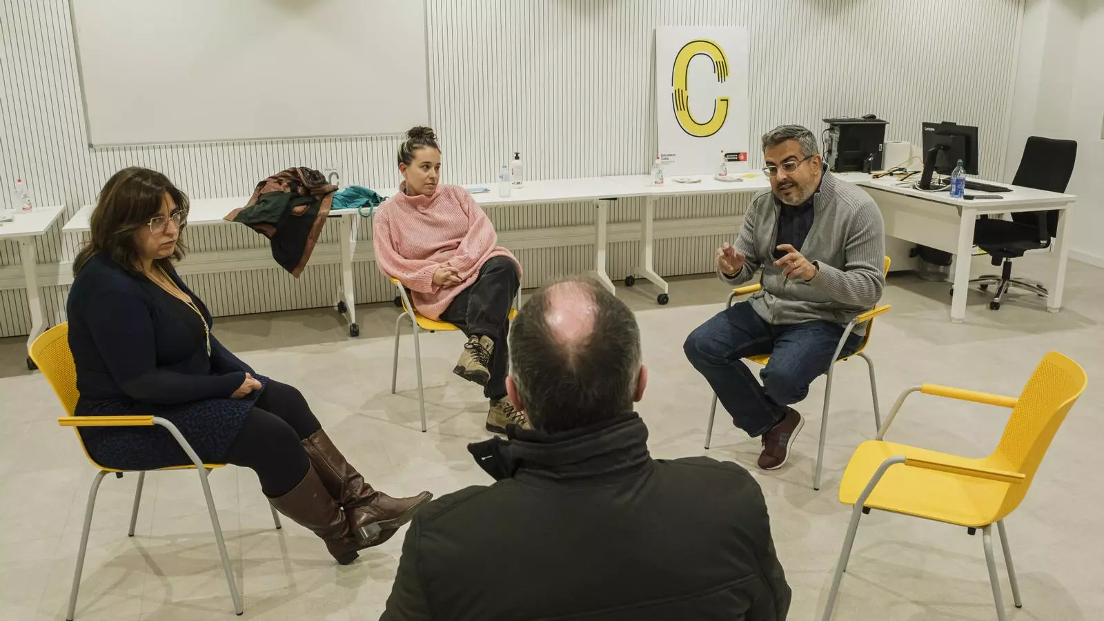 Albert Piquer, con chaqueta gris, en una terapia del Grupo de Ayuda Mutua en Primera Persona (GAM) de la asociación Emília
