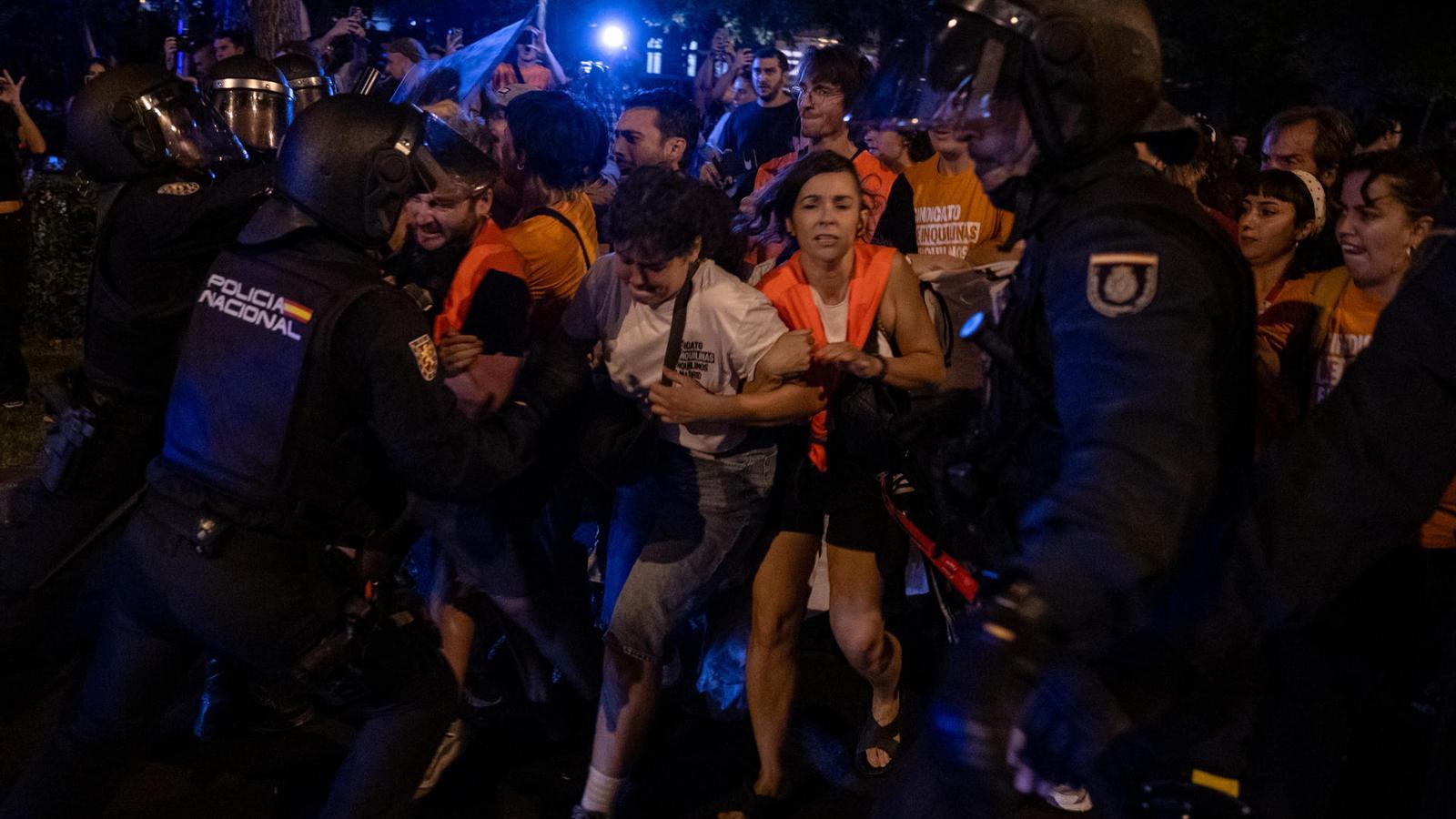 Neighbors and activists during the demonstration for the eviction of Maricarmen Abascal.