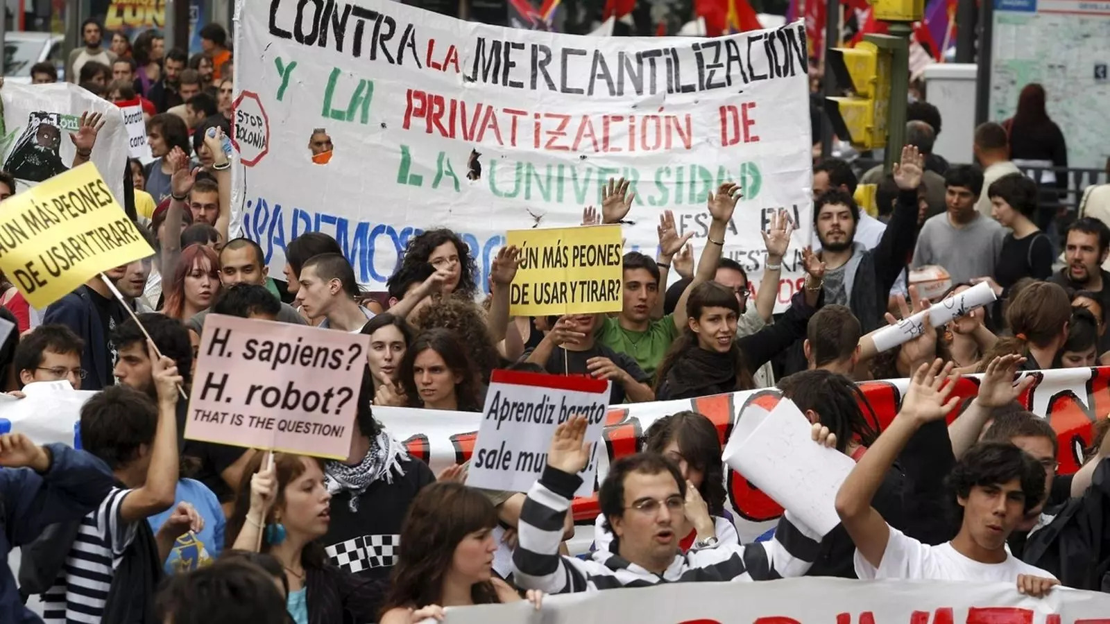 Amb el pla de Bolonya va pujar fins a un 291% el preu de les matrícules. Ara es tem que amb la nova reforma sigui encara més car estudiar. J.C. HIDALGO / EFE