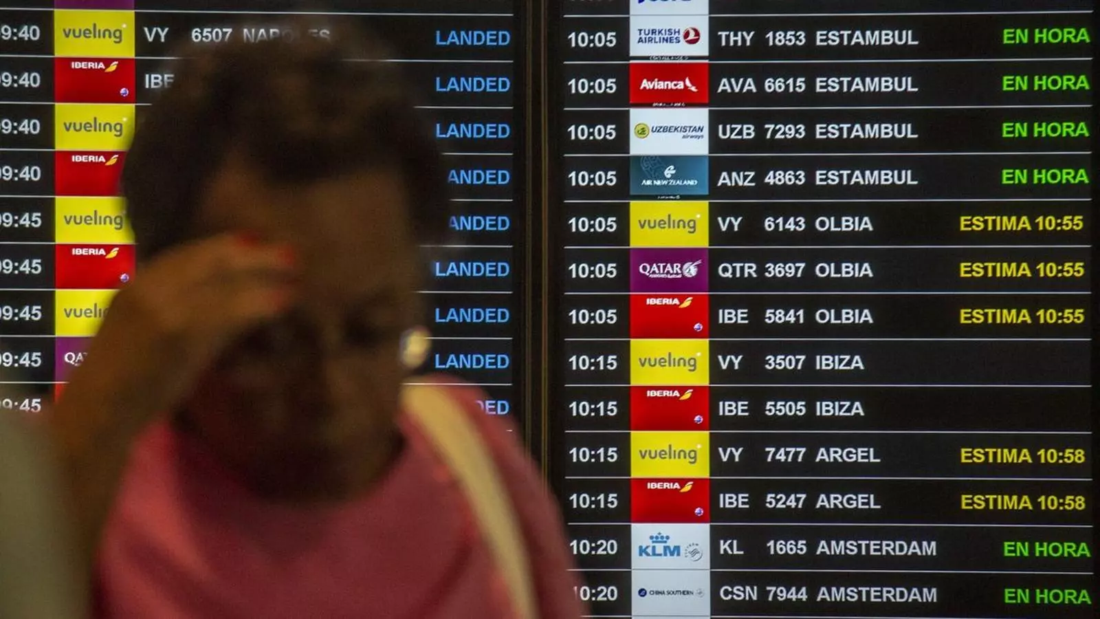 Una pantalla anunciant vols a l'aeroport del Prat, en una imatge d'abans de l'esclat de la covid-19.
