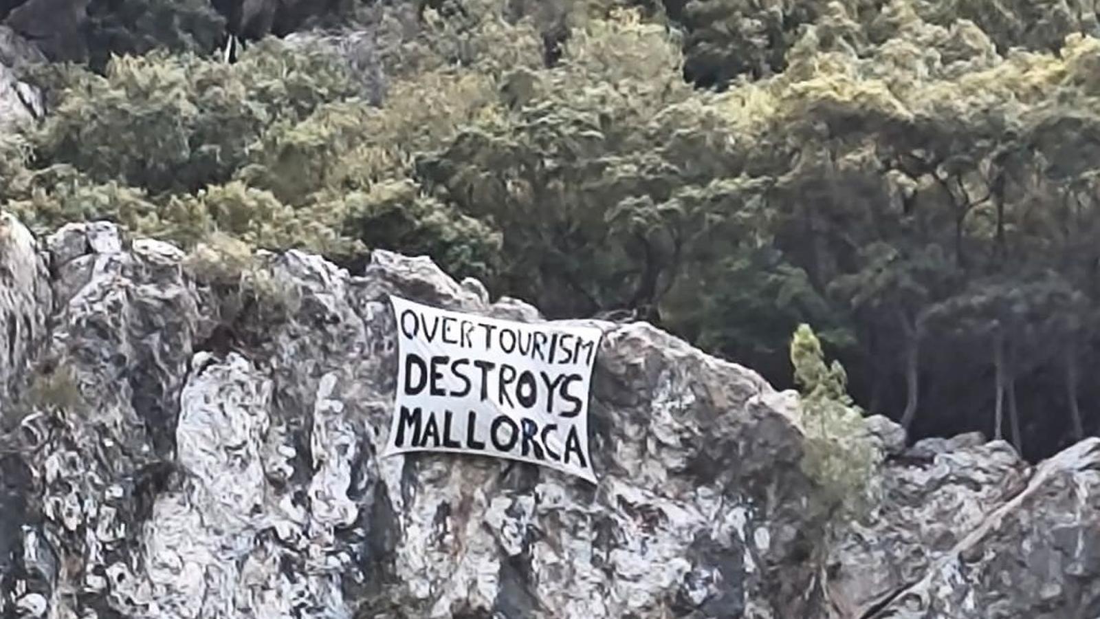 La pancarta que ha aparegut a Valldemossa