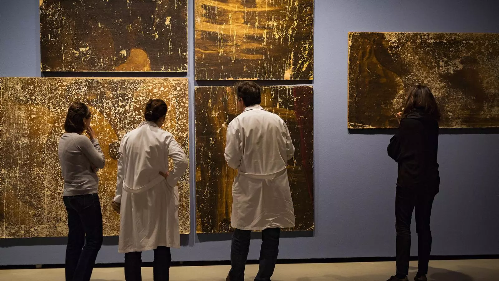 01. Pintures cremades de Josep Maria Sert. 02. El cotxe accidentat que dona la benvinguda a l’exposició La capsa entròpica. 03. La sala dels Feminicidis. 04. Detall d’Eva, de Julio Moisés.