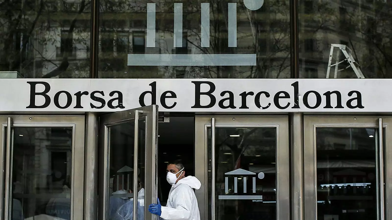 Treballadors desinfectant la Borsa de Barcelona en el cinquè dia de confinament.