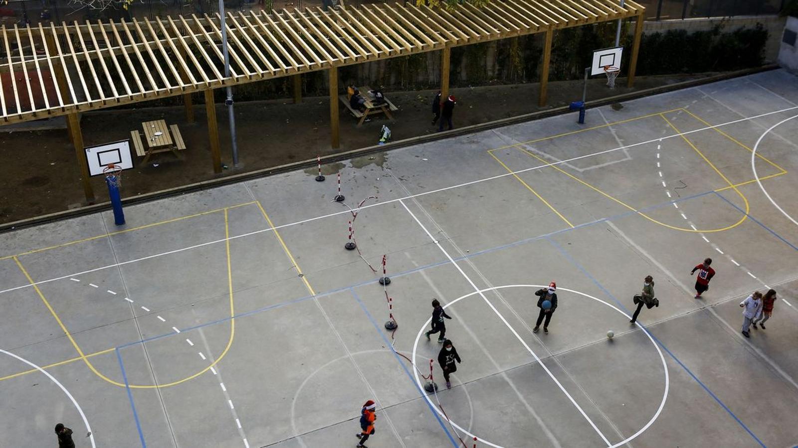 El pati d'una escola, en una imatge d'arxiu.