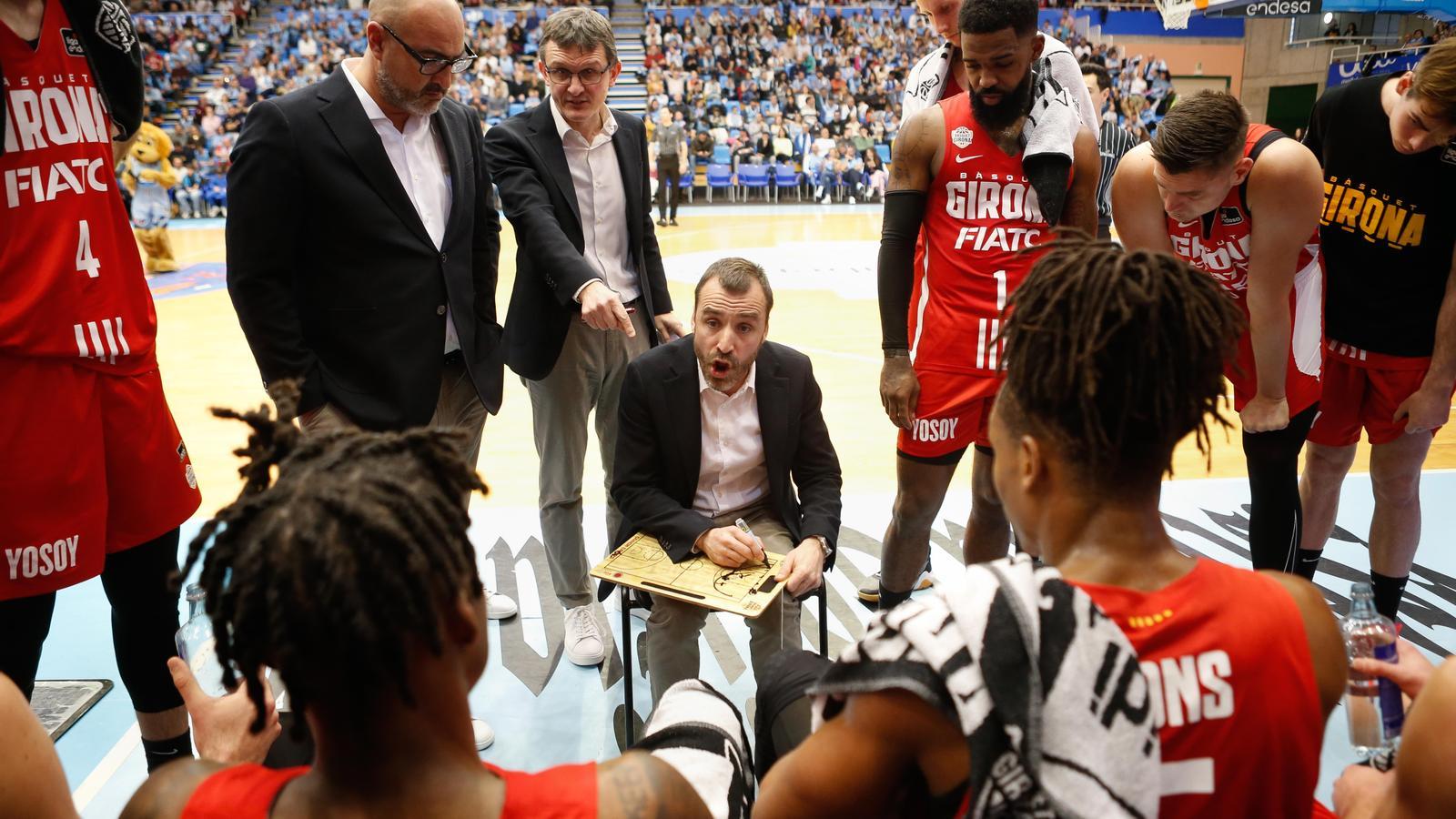 Salva Camps durant un temps mort del Bàsquet Girona