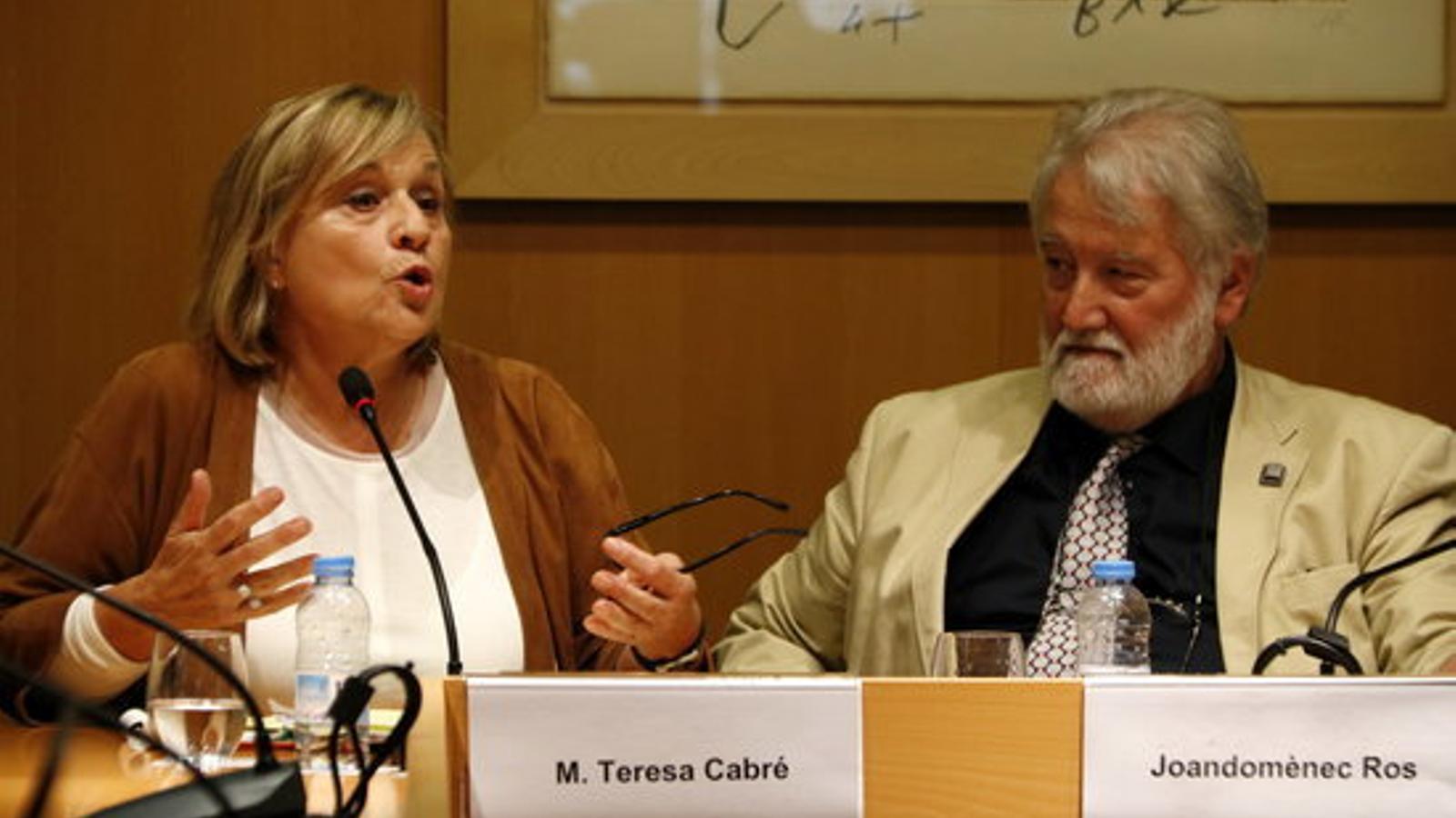 La presidenta de la secció filològica de l'IEC, Maria Teresa Cabré, i el president de l'IEC, Joandomènec Ros, en roda de premsa