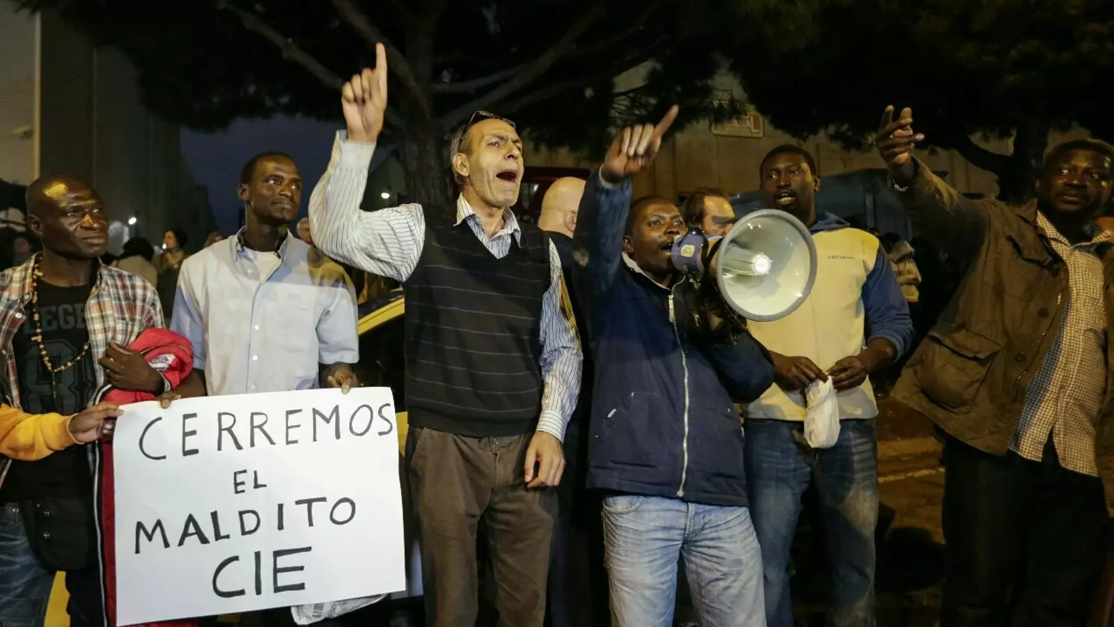 Desenes de persones s'han concentrat davant del CIE per demanar el seu tancament