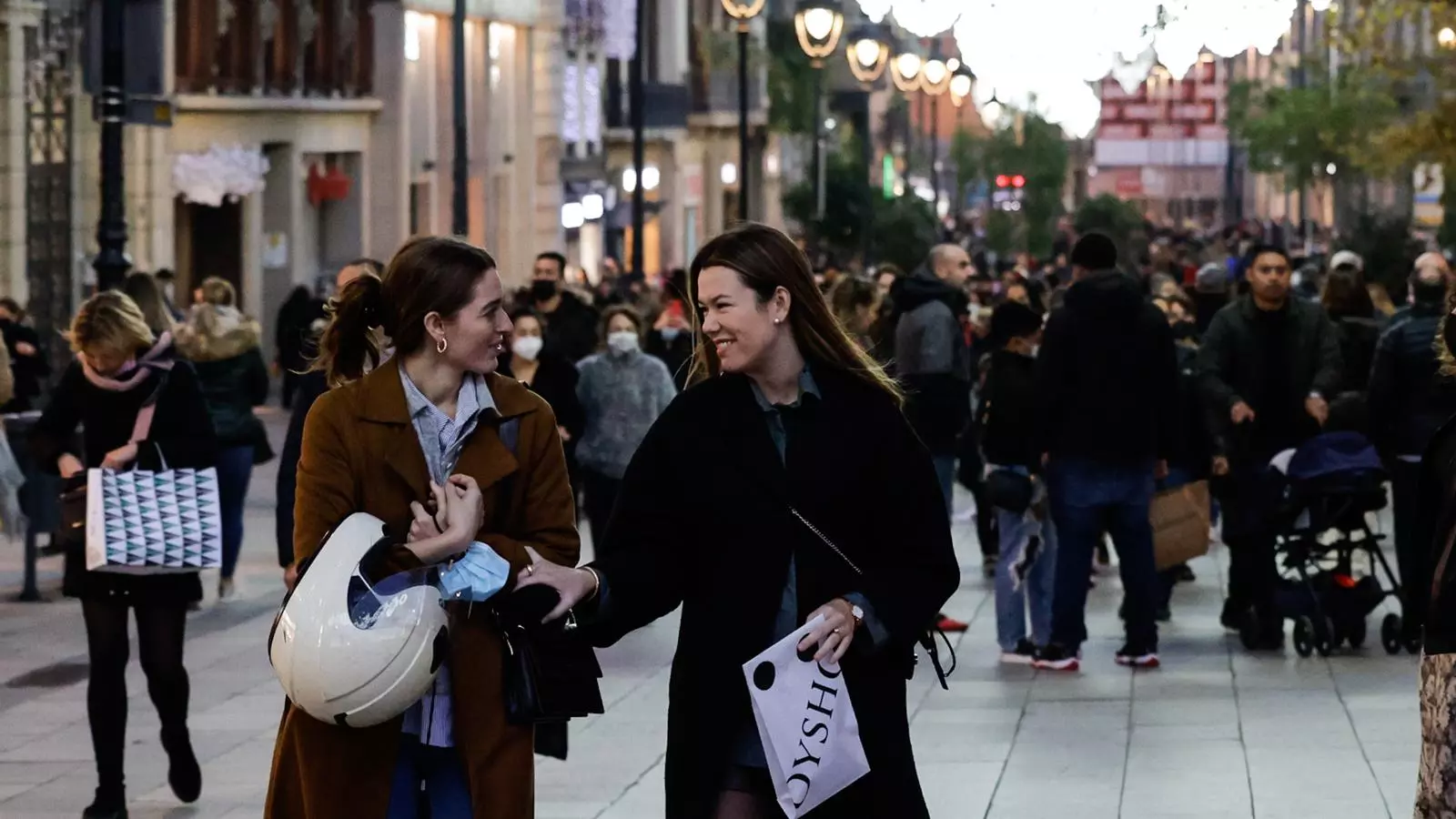 El carrer Portal de l'Àngel a Barcelona ple de gent comprant