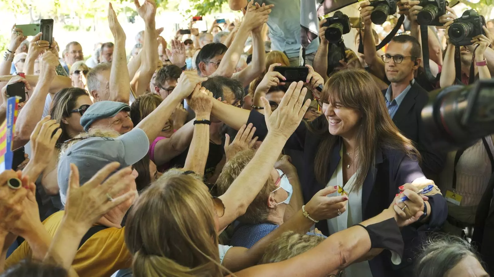 Laura Borràs rep un bany de masses a l'entrada del Parlament