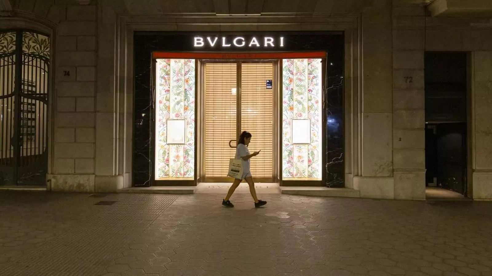 Una noia torna a casa de nit.
