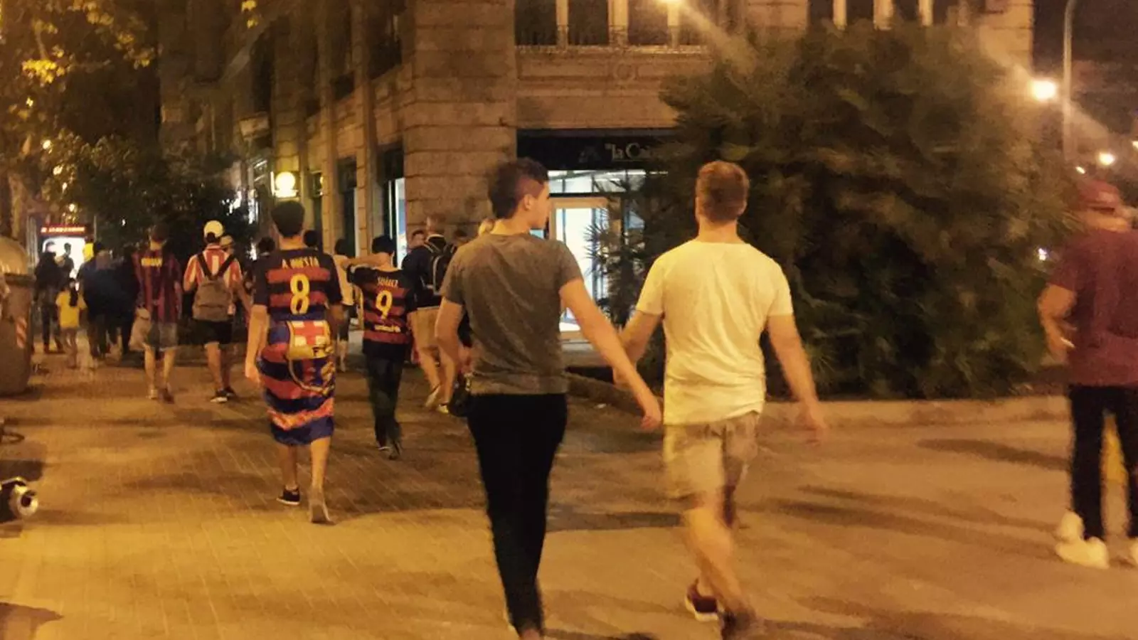 Turistes per la Diagonal, de matinada
