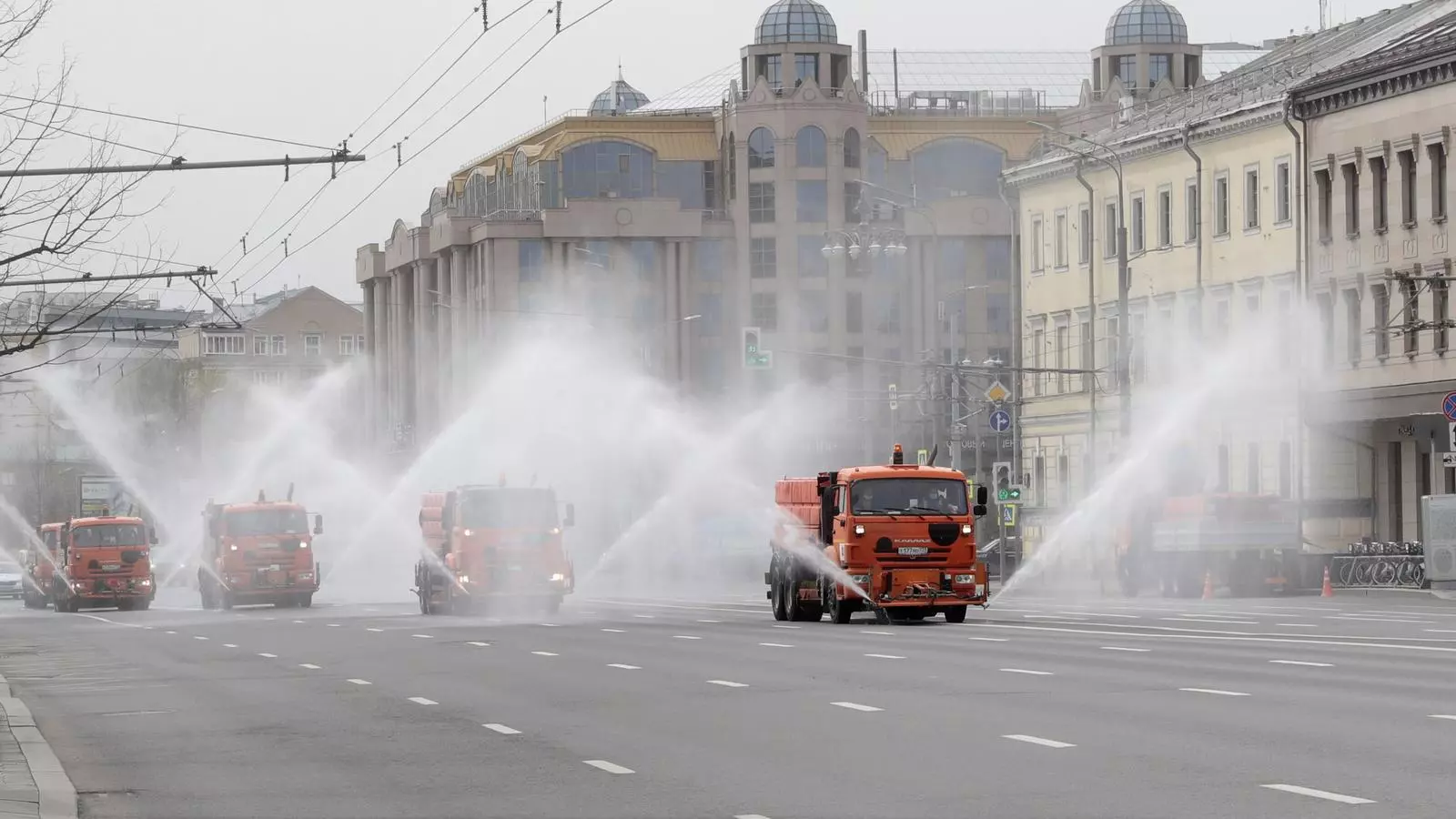 Camions municipals ruixen de líquid desinfectant una avinguda al centre de Moscou, Rússia