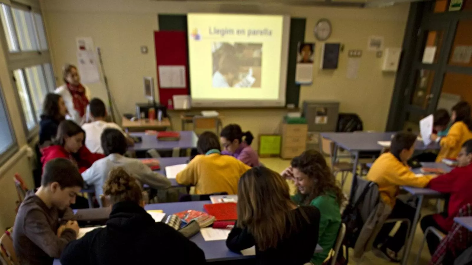 Alumnes adolescents en una aula de secundària.