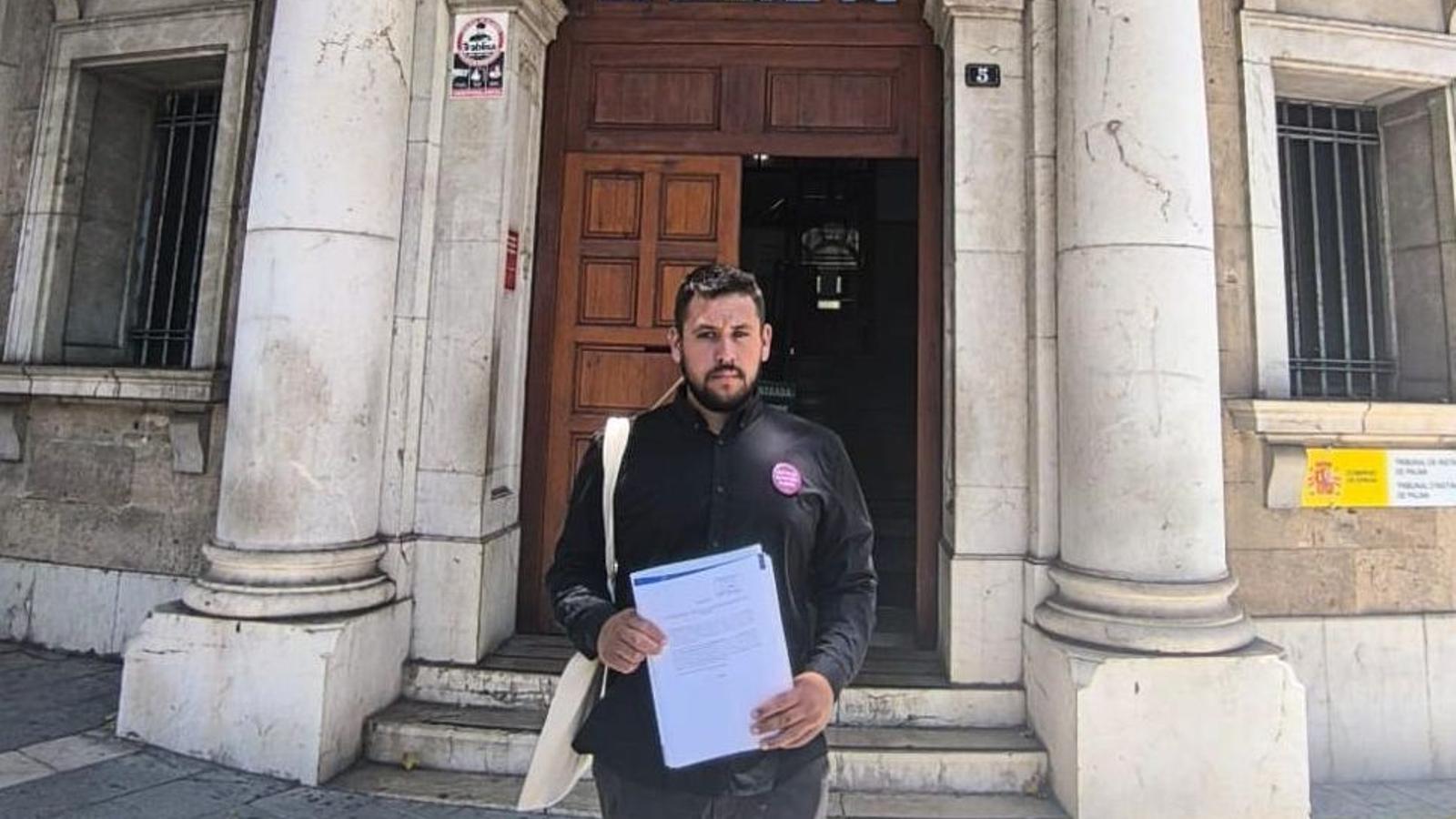 El portaveu de Ben Amics als jutjats amb la denúncia a les seves mans.