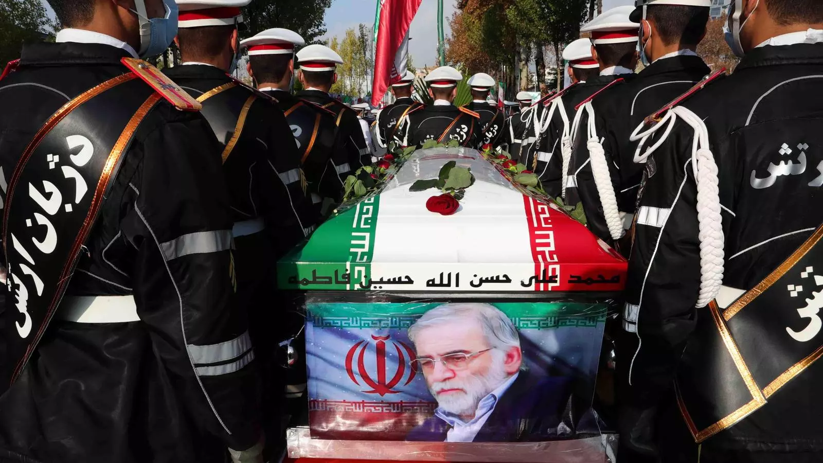 Soldats portant el taüt del científic iranià Mohsen Fakhrizadeh