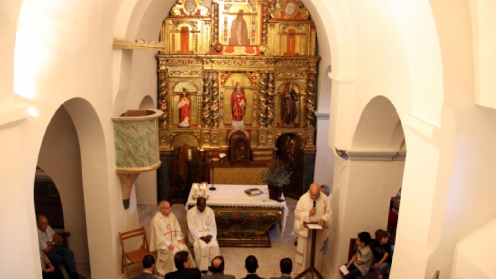 Interior de l'església de la Pedra, al Solsonès / ACN