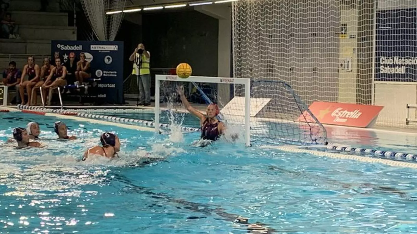 Un instant del partit entre el CN Sabadell i el CN Mataró a Can Llong