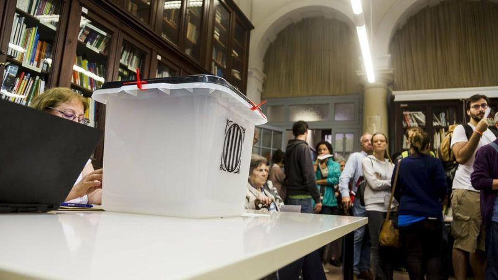Un urna en una de les meses electroals del referèndum de l'1-O