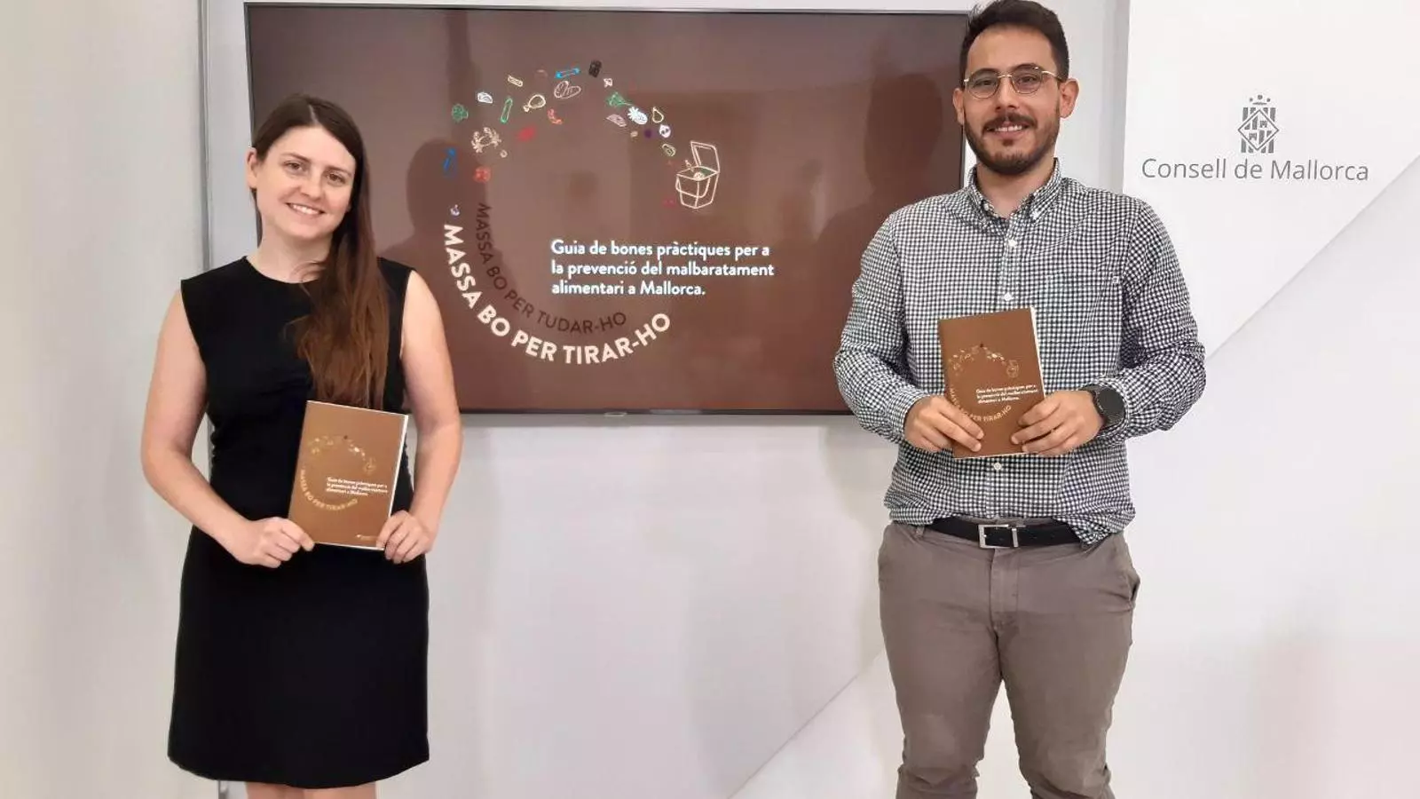 La consellera insular de Sostenibilitat i Medi Ambient, Aurora Ribot, i el director insular de Residus, Juan Carrasco.