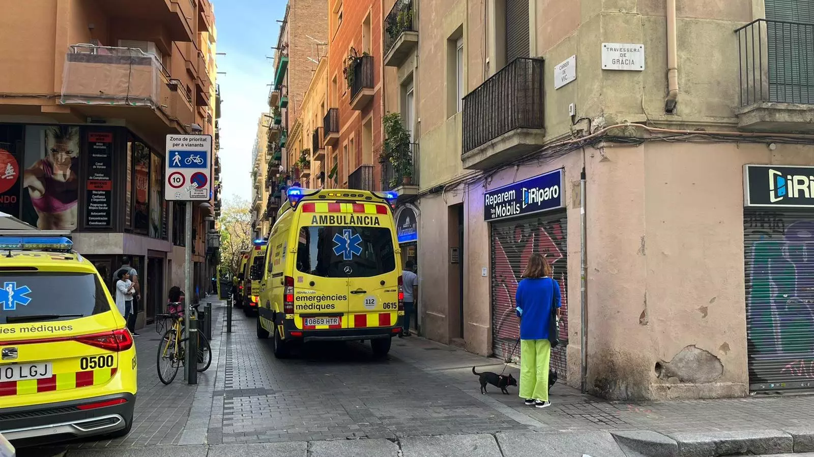 Les ambulàncies desplaçades per atendre la víctima de l'agressió